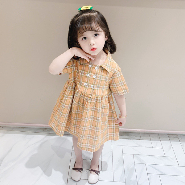 Gyermek kockás ruha gombokkal és rövid ujjú
