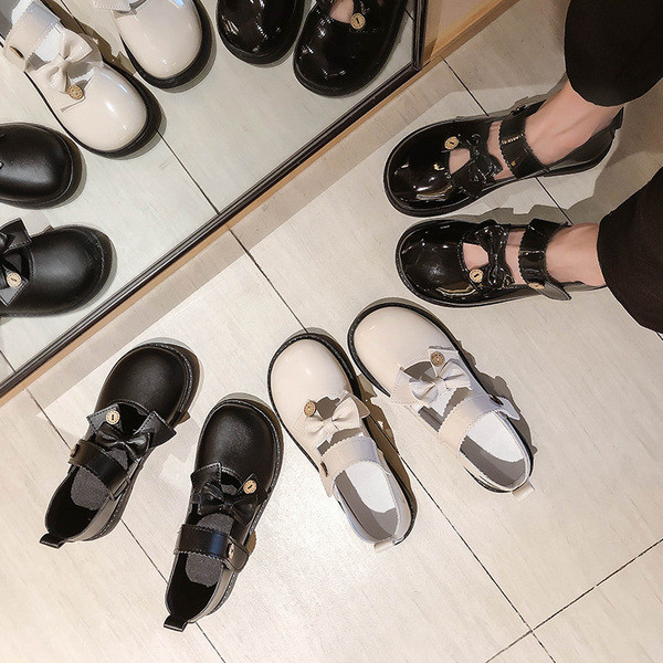 Női alkalmi cipő szalagokkal