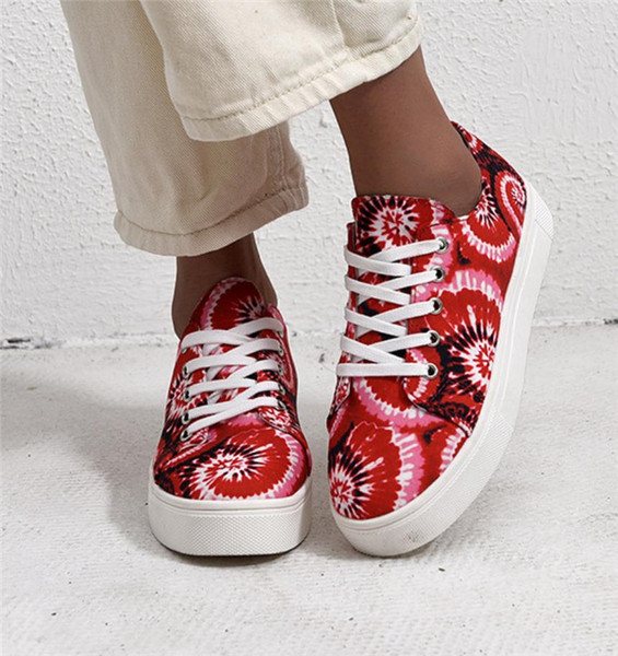 Női modern tornacipő színes mintával - nagy méretben