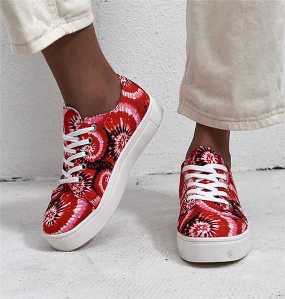 Női modern tornacipő színes mintával - nagy méretben