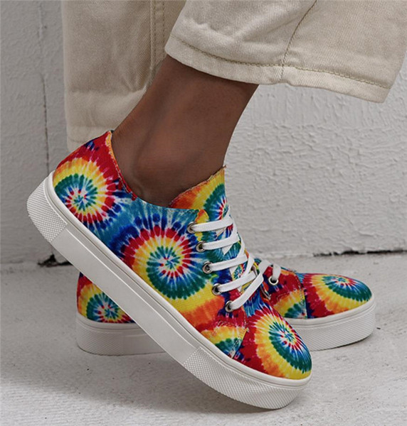 Női modern tornacipő színes mintával - nagy méretben