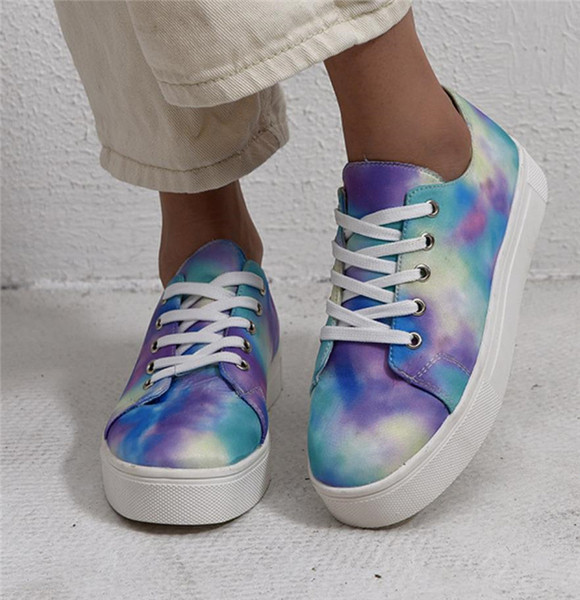 Női modern tornacipő színes mintával - nagy méretben