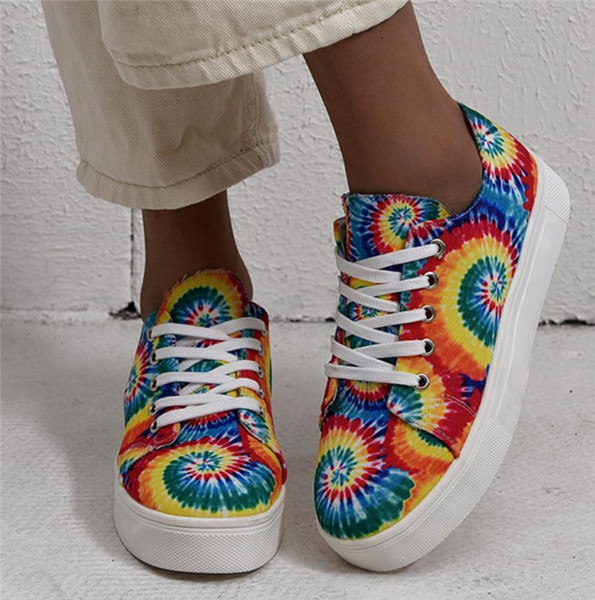 Női modern tornacipő színes mintával - nagy méretben