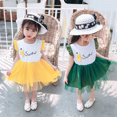 Modern gyerekruha-modell tüllel és fürtökkel