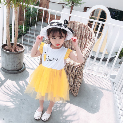 Modern gyerekruha-modell tüllel és fürtökkel