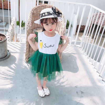 Modern gyerekruha-modell tüllel és fürtökkel