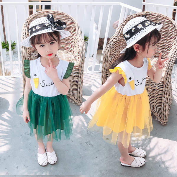 Modern gyerekruha-modell tüllel és fürtökkel