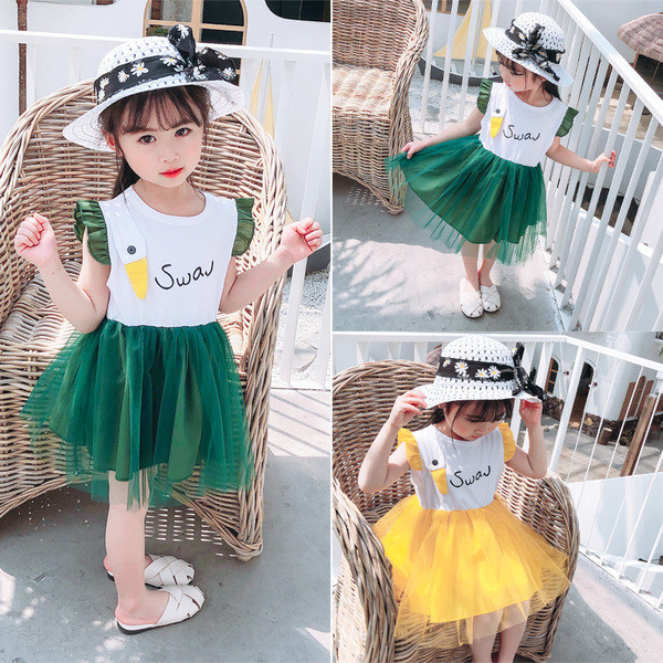 Modern gyerekruha-modell tüllel és fürtökkel