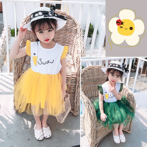 Modern gyerekruha-modell tüllel és fürtökkel