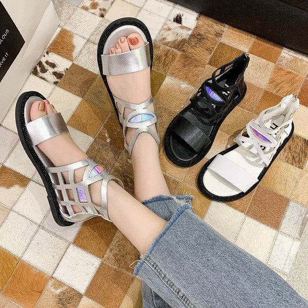 Elegantne ženske sandale s ravnim potplatom i križnim remenom