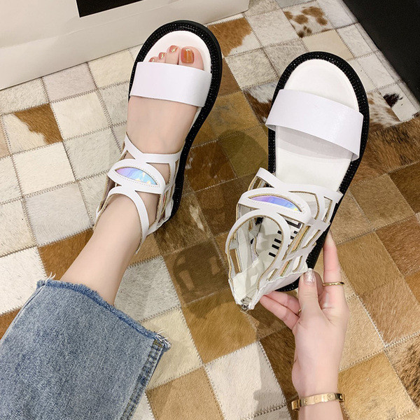 Elegantne ženske sandale s ravnim potplatom i križnim remenom