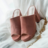 Női öko velúr papucs sarokkal és platformmal