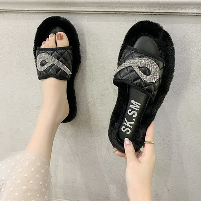 Modern női papucs lapos talppal, fényes hatással