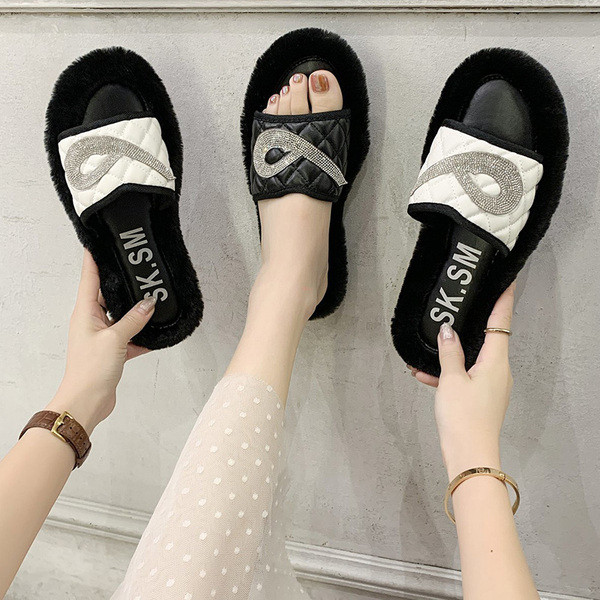 Modern női papucs lapos talppal, fényes hatással