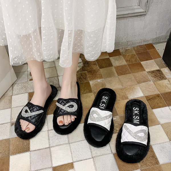 Modern női papucs lapos talppal, fényes hatással