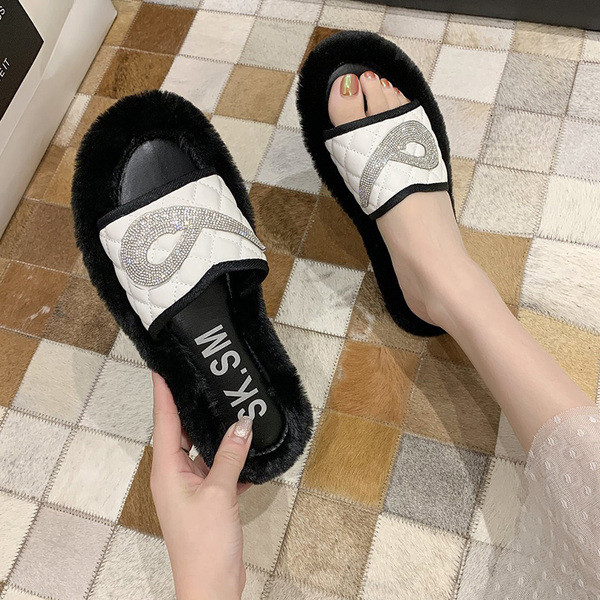 Modern női papucs lapos talppal, fényes hatással