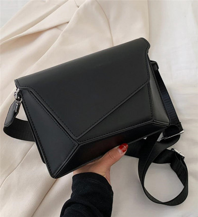 Moderni asimetriškos formos rankinė ant pečių