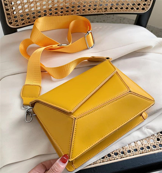 Moderni asimetriškos formos rankinė ant pečių