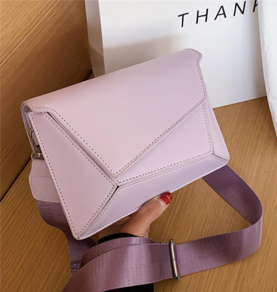 Moderni asimetriškos formos rankinė ant pečių