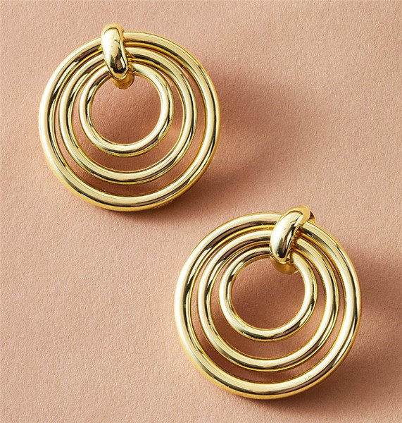 Kuldse värviga moodsad ümara kujuga kõrvarõngad