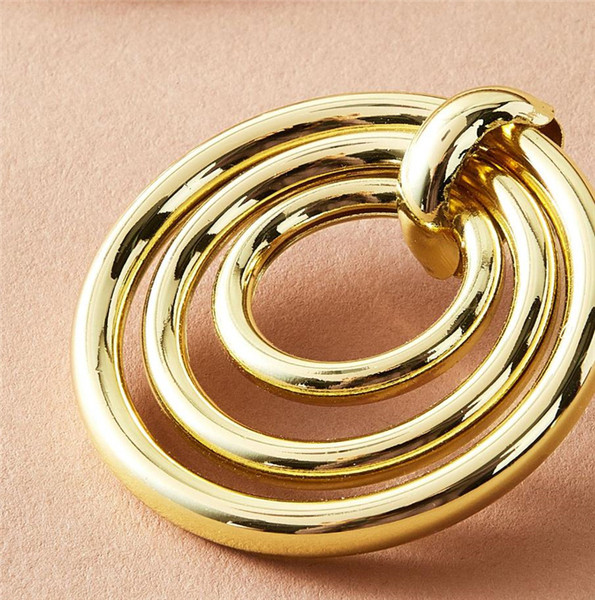 Kuldse värviga moodsad ümara kujuga kõrvarõngad