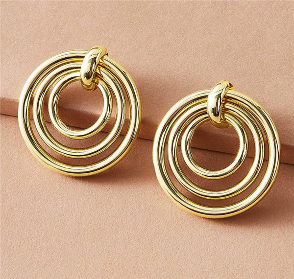 Kuldse värviga moodsad ümara kujuga kõrvarõngad
