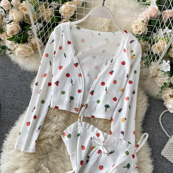 Modern női szett kardigánnal és ruhával