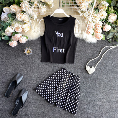 Naiste vabaaja komplekt sisaldab pükse ja lühikesi pükse