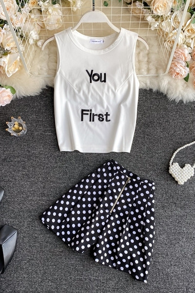 Naiste vabaaja komplekt sisaldab pükse ja lühikesi pükse