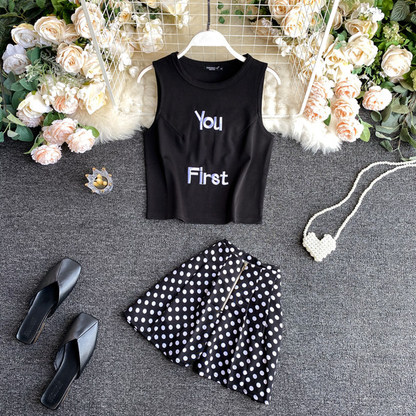 Naiste vabaaja komplekt sisaldab pükse ja lühikesi pükse