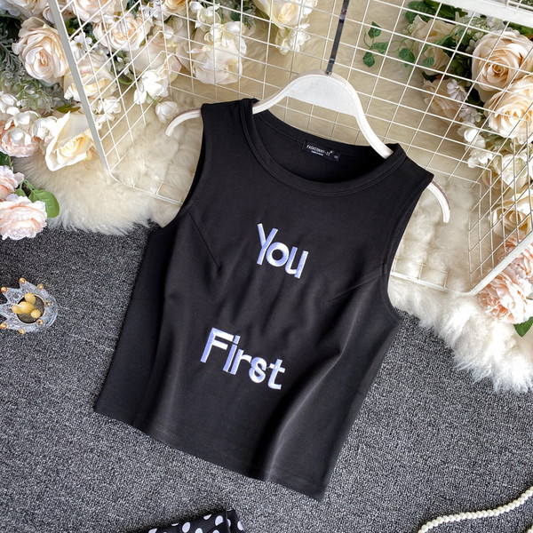 Naiste vabaaja komplekt sisaldab pükse ja lühikesi pükse