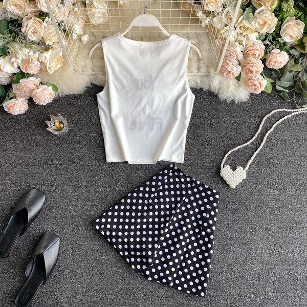 Naiste vabaaja komplekt sisaldab pükse ja lühikesi pükse