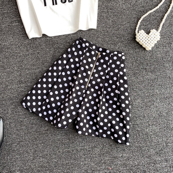 Naiste vabaaja komplekt sisaldab pükse ja lühikesi pükse