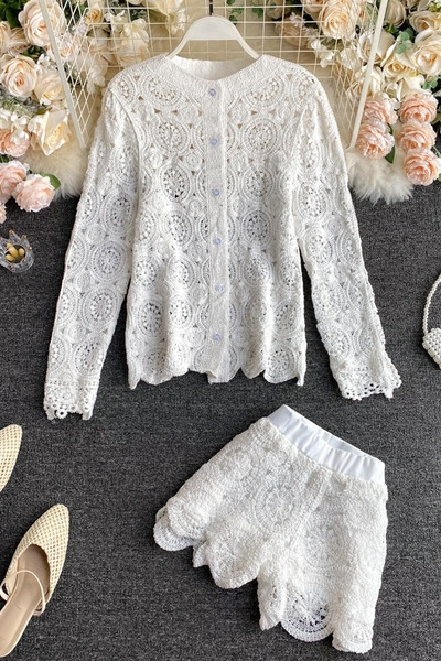 Két részből álló női csipkekészlet - hosszú ujjú ing és rövidnadrág