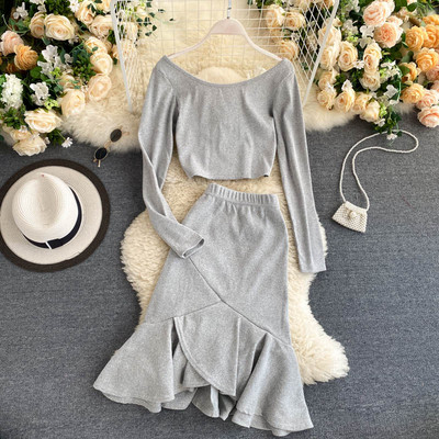 Svakodnevni ženski komplet iz dva dijela - bluza dugih rukava i izrezana suknja