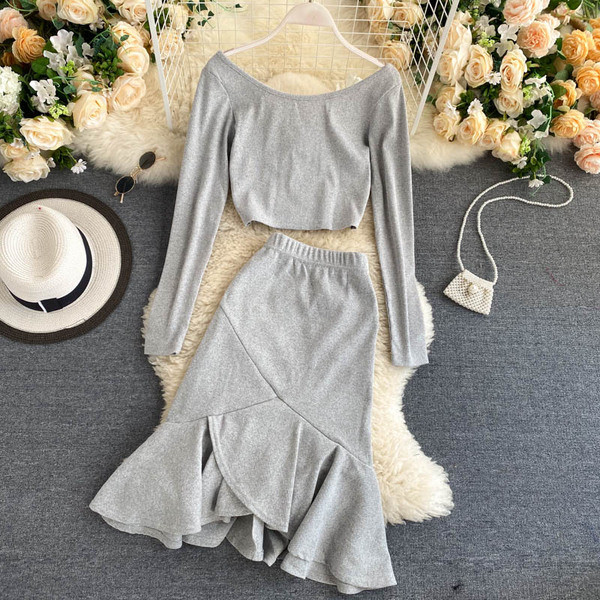 Svakodnevni ženski komplet iz dva dijela - bluza dugih rukava i izrezana suknja