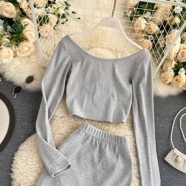 Svakodnevni ženski komplet iz dva dijela - bluza dugih rukava i izrezana suknja