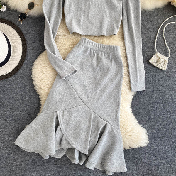 Svakodnevni ženski komplet iz dva dijela - bluza dugih rukava i izrezana suknja