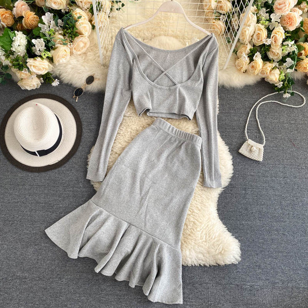 Svakodnevni ženski komplet iz dva dijela - bluza dugih rukava i izrezana suknja