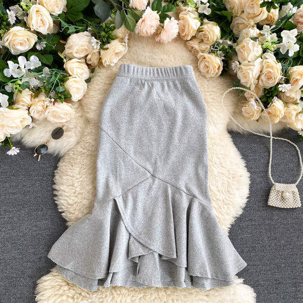 Svakodnevni ženski komplet iz dva dijela - bluza dugih rukava i izrezana suknja