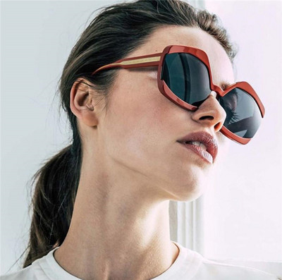 Модерни слънчеви очила с нестандартна форма