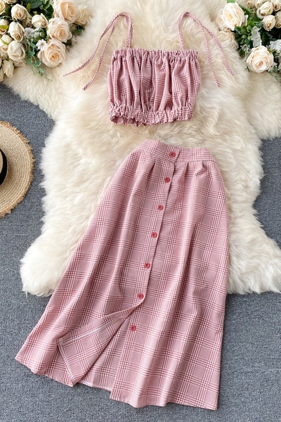 Kockás női szett egy rövid felsővel és egy hosszú gombos szoknyával