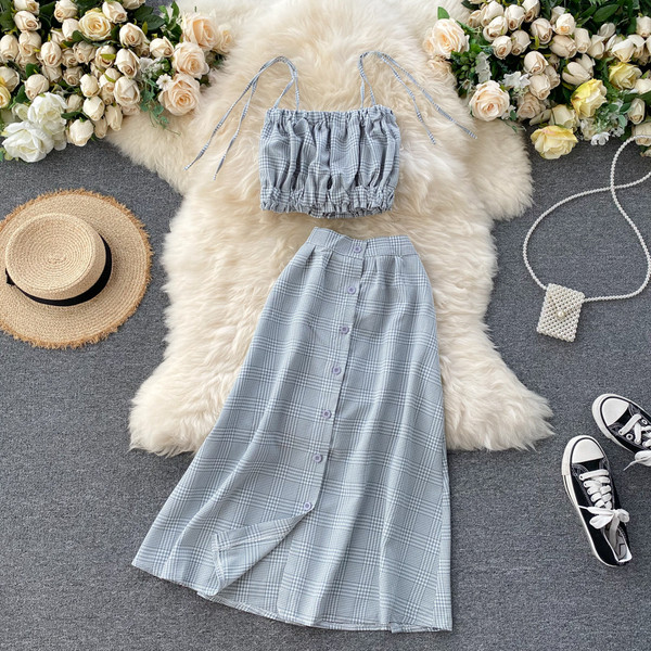 Kockás női szett egy rövid felsővel és egy hosszú gombos szoknyával