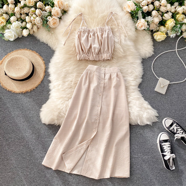 Kockás női szett egy rövid felsővel és egy hosszú gombos szoknyával