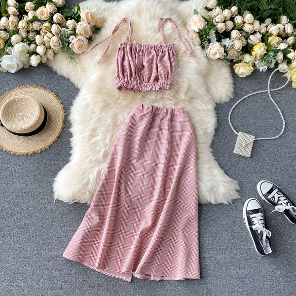 Kockás női szett egy rövid felsővel és egy hosszú gombos szoknyával