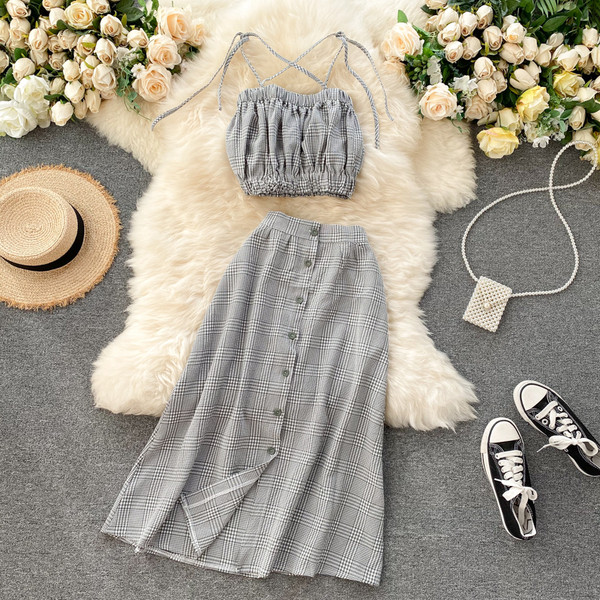 Kockás női szett egy rövid felsővel és egy hosszú gombos szoknyával