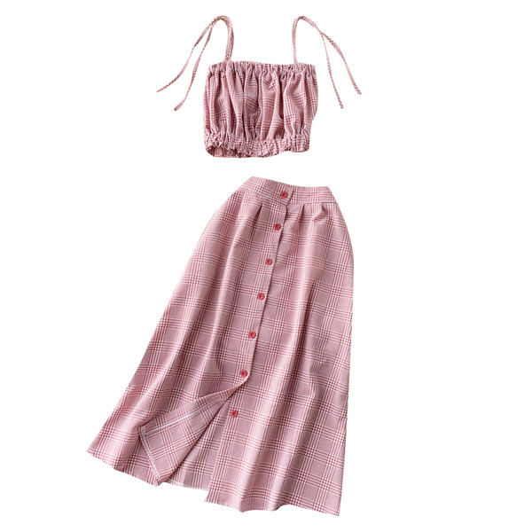 Kockás női szett egy rövid felsővel és egy hosszú gombos szoknyával
