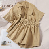 Moderan ženski komplet koji uključuje košulju kratkih rukava i kratke hlačice