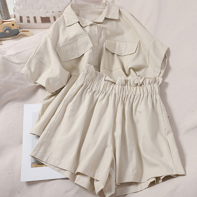 Moderan ženski komplet koji uključuje košulju kratkih rukava i kratke hlačice