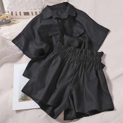 Moderan ženski komplet koji uključuje košulju kratkih rukava i kratke hlačice